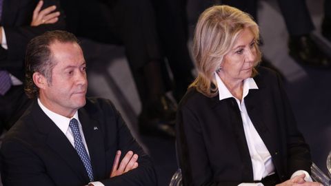 El presidente de Abanca, Juan Carlos Escotet, y Salomé Fernández-San Julián Martínez, patrona de la Fundación Santiago Rey Fernández-Latorre, escuchando los discursos durante la entrega del premio