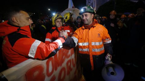Los bomberos de A Coruña se solidarizaron con la plantilla de Alcoa en la marcha de este lunes