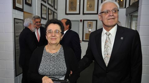 El presidente de la RAG, Víctor Freixanes, con Rosario Alvárez, presidenta del Consello da Cultura Galega