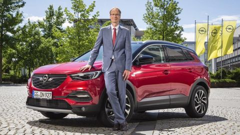 El CEO de Opel, Michael Lohscheller, con uno de los modelos de la firma alemana