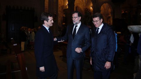 El presidente del PP, Pablo Casado, y el del PPdeG, Alberto Nez Feijoo, dan el psame a Mariano Rajoy tras el funeral por su padre, que se celebr en la baslica de Santa Mara, en Pontevedra
