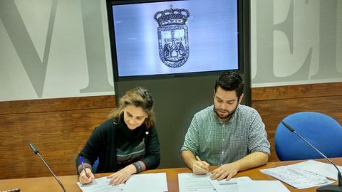 Cecilia Betancur y Rubn Rosn firman el acuerdo de colaboracin entre el ayuntamiento y la universidad
