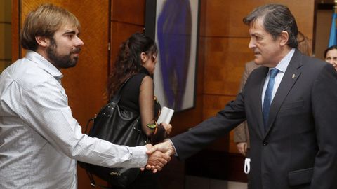 El presidente del Principado, Javier Fernández (d) y el secretario general de Podemos en Asturias, Daniel Ripa (i), se saludan al inicio de la reunión que Gobierno regional y Podemos Asturias sobre los presupuestos
