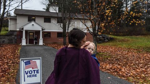 La candidata Emily Neilsen, con su hijo, en Vermont