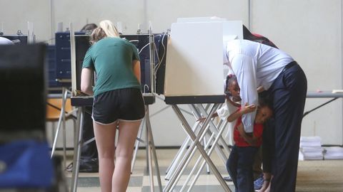 El candidato demcrata por Florida Andrew Gillum emite su voto acompaado por sus hijos