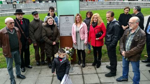 Familiares de Alejandro Mieres en torno a la placa que le recuerda en el Humedal