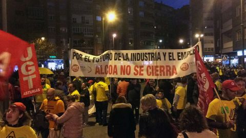 Una multitudinaria manifestación recorre las calles de Avilés para exigir a la continuidad de una fábrica de Alcoa