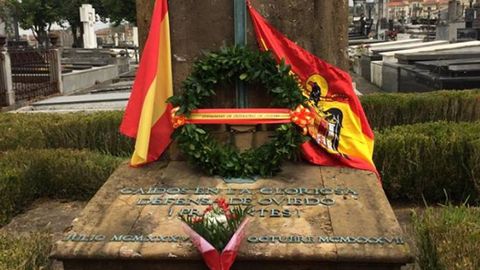 La tumba comn de la Hermandad de Defensores de Oviedo en el cementerio