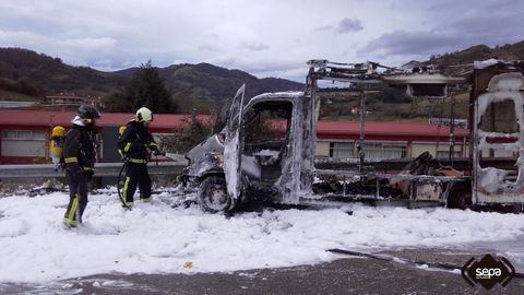 Imagen del «food truck» incendiado en Lena