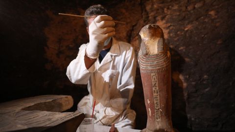 En las siete tumbas de Saqqara hay decenas de momias de gatos, as como cientos de estatuas de madera y una de bronce