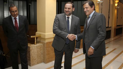 Ábalos y Javier Fernández se saludan en presencia de Fernando Lastra. /ARMANDO ÁLVAREZ