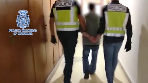 Imagen facilitada por la Policía Nacional de la detención en Zaragoza de César Román, el empresario conocido como el rey del cachopo