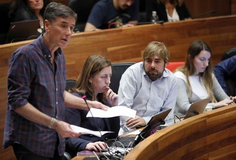 El portavoz de Podemos Enrique López (i), la candidata a las primarias autonómicas de Podemos, Lorena Gil (2i) y el secretario general de Podemos Asturies, Daniel Ripa (3i), durante el pleno de hoy en la Junta General del Principado.