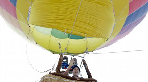 O principio que sustenta que un globo poida voar é que o aire quente pesa menos que o frío, e por iso se eleva