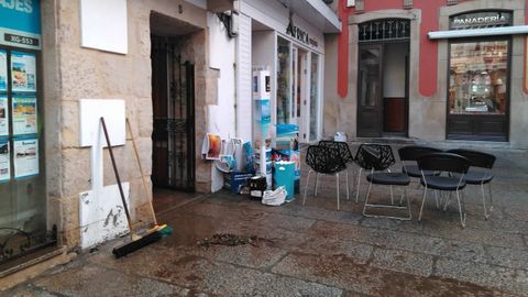 Comercios de la calle Pastor Daz de Viveiro estn hoy de limpieza y valorando los daos de la riada