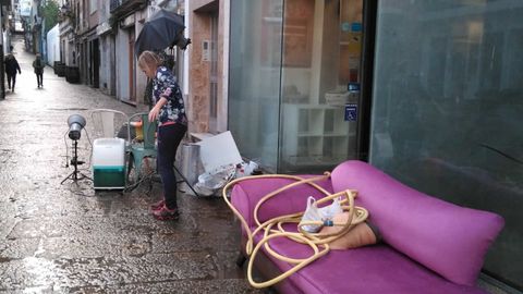 Comercios de la calle Pastor Daz de Viveiro estn hoy de limpieza y valorando los daos de la riada