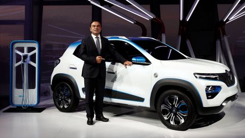 Ghosn, CEO de la Alianza conformada por Renault, Nissan y Mitsubishi posa junto con el K-ZE, prximo lanzamiento elctrico de la marca del rombo