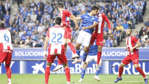 Oswaldo Alanís remata el balón en el 2-0 ante el Sporting