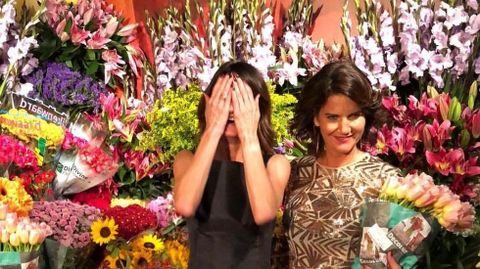 FLORES Y FLORES. Samantha Vallejo- Nágera y María Fitz James posan con los enormes ramos que se regalaban