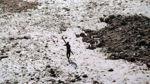 Imagen de un habitante de la isla de Sentinel captada por los guardacostas indios en 2004