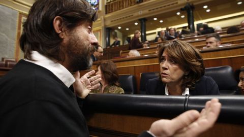 La ministra Delgado conversa con el portavoz de Podemos en el Congreso Rafael Mayoral durante un pleno celebrado este mes