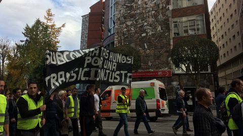 La marcha minera dejando atrás la sede de UGT en Oviedo