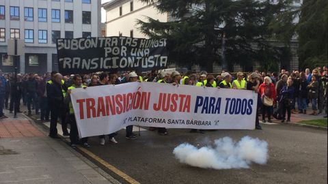 Imagen de la marcha minera a su llegada a la Delegación de Gobierno en Oviedo
