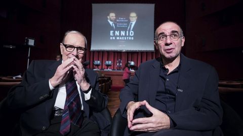 El compositor italiano Ennio Morricone, a la izquieda, junto al director de cine Giuseppe Tornatore, durante la presentación del libro «Ennio, un maestro. Conversación».