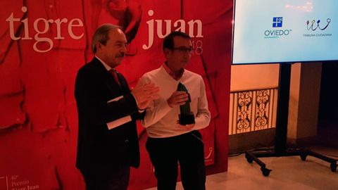 Wenceslao Lpez entrega el premio Tigre Juan a Toms Snchez