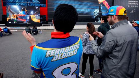 El Museo-Circuito del piloto Fernando Alonso recibió este domingo entre banderas y con una pantalla gigante a los más de 300 aficionados a la Fórmula Uno que se dieron cita para seguir el Gran Premio de Abu Dabi y arropar así al bicampeón mundial en su adiós, de momento, al gran circo