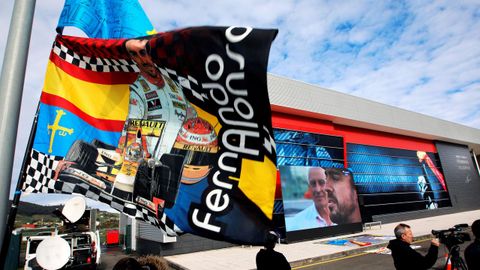El Museo-Circuito del piloto Fernando Alonso recibió este domingo entre banderas y con una pantalla gigante a los más de 300 aficionados a la Fórmula Uno que se dieron cita para seguir el Gran Premio de Abu Dabi y arropar así al bicampeón mundial en su adiós, de momento, al gran circo