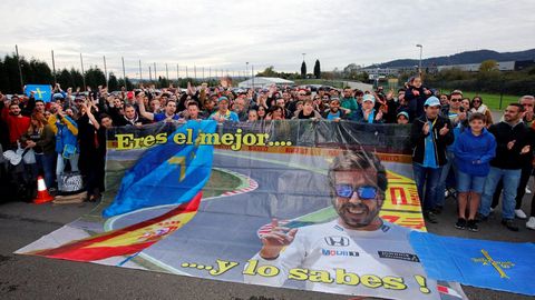 Aficionados de la F1 en el exterior del Museo-Circuito del piloto Fernando Alonso donde hoy se ha instaldo una pantalla gigante para seguir el Gran Premio de Abu Dabi y arropar así al bicampeón mundial en su adiós