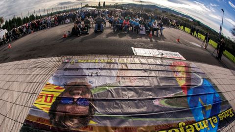 Aficionados de la F1 en el exterior del Museo-Circuito del piloto Fernando Alonso donde hoy se ha instaldo una pantalla gigante para seguir el Gran Premio de Abu Dabi y arropar así al bicampeón mundial en su adiós