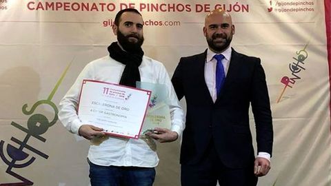 Luis Menéndez, de A Catar, con la Escalerona de Oro al mejor pincho del XI Campeonato Gijón de Pinchos