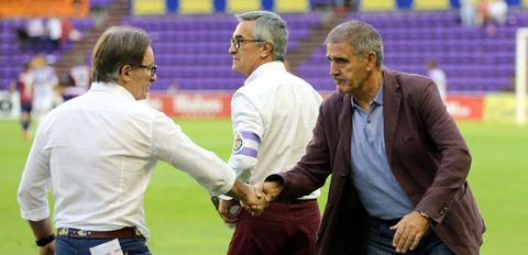 Juan Antonio Anquela y Paco Herrera se saludan en un partido en Zorrilla