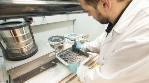 Preparacin del material para obtener nanocompuestos cermicos creados por el CSIC para mejorar la precisin de los datos obtenidos por satlite