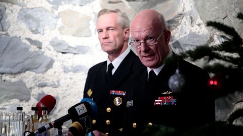 El jefe de la Defensa noruega, Haakon Bruun-Hanssen, y jefe de la Marina, Andreas Stensones, durante la comparecencia de hoy