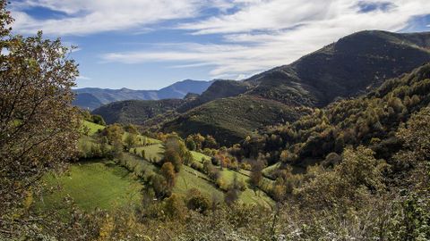 Prados en torno al pueblo de Paderne