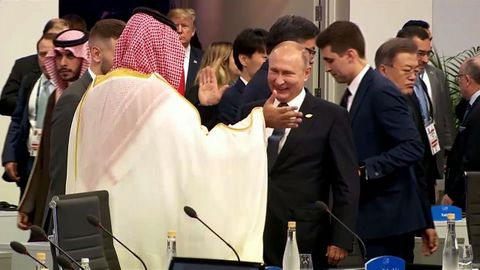 Putin choca su palma derecha con la del príncipe Salman en el inicio del plenario de la cumbre