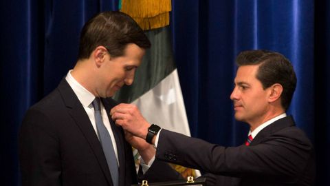 Peña Nieto impone el Águila Azteca al yerno de Trump en premio a su mediación en EE.UU.