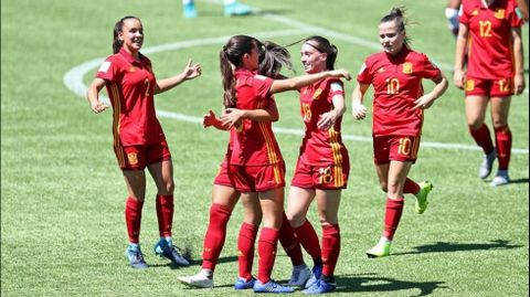 Jugadoras de la seleccin sub-17 de ftbol femenino celebran uno de sus goles en la final 