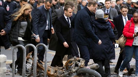 Macron comprobó los daños ocasionados en el Arco del Triunfo y en la avenida Kleber