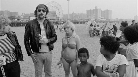 Lester Bangs, retratado en grupo en Coney Island en 1978 en la fotografa Mutant Monster Beach Party