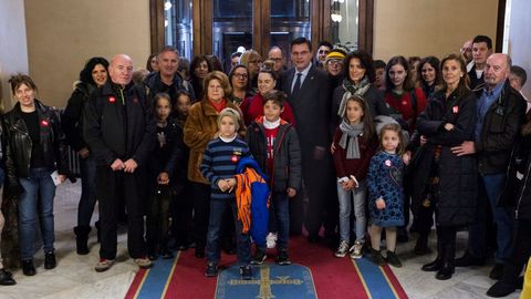 El presidente del parlamento asturiano Pedro Sanjurjo Gonzlez (c), ha recibido hoy a los visitantes que se han acercado a conocer la Junta General en la segunda sesin de las jornadas de puertas abiertas que celebra la institucin hasta el domingo