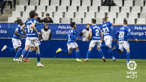 Los jugadores del Oviedo celebran el gol de Mossa