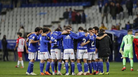Los jugadores del Oviedo tras la derrota ante el Almería