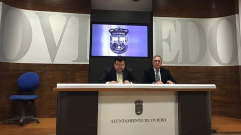 Luis Pacho y Luis Zaragoza en la sala de prensa del ayuntamiento