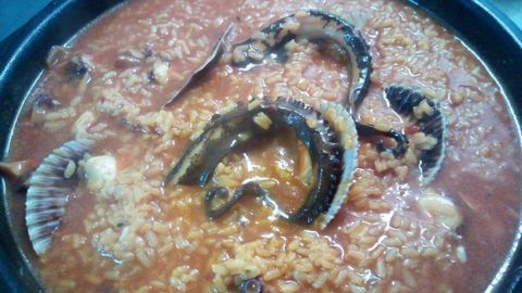Plato principal. Una especialidad del restaurante Xantar: arroz de zamburiñas y pulpo