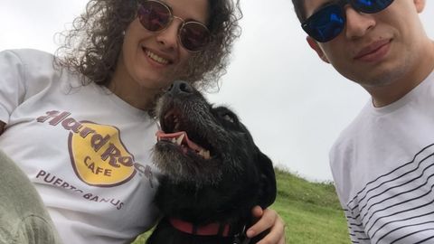 Moro, el perro que fue adoptado tras un mes en Villabona, con su nueva familia