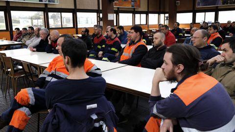 Asamblea de trabajadores de la fbrica de Alcoa de San Cibrao, que se suman al a huelga del da 19